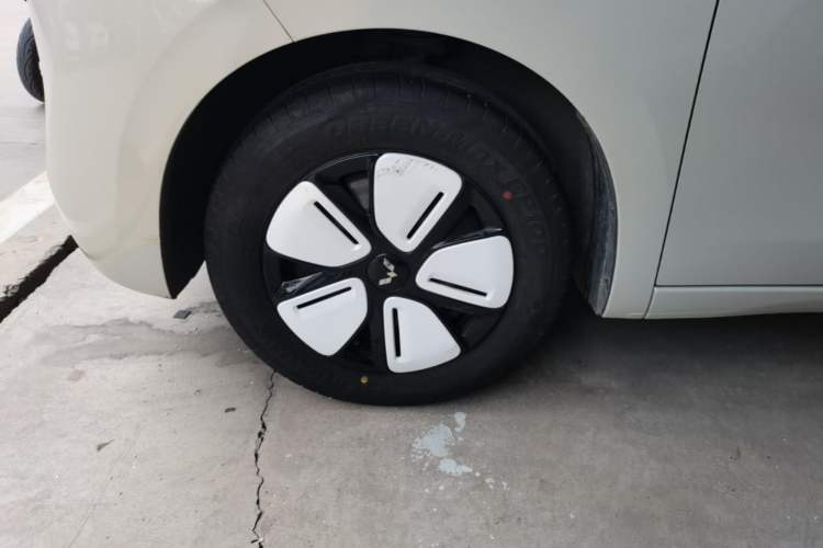 Used Wuling Hongguang MINIEV 2025 Four-Door Version Advanced Edition Left Front Wheel Hub