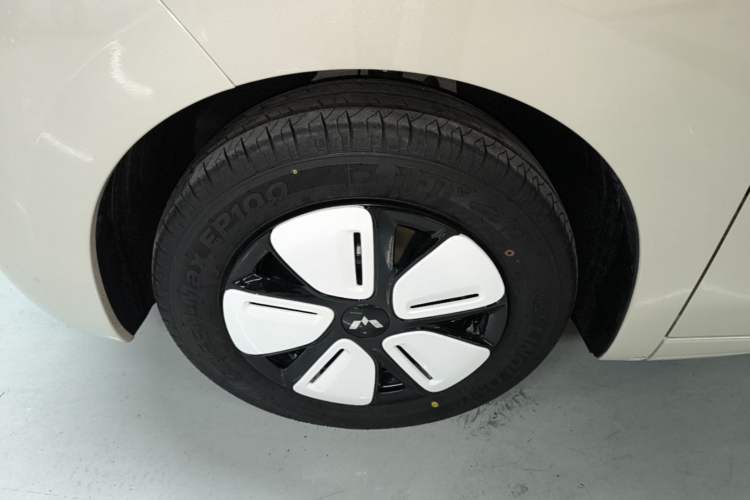 Used Wuling Hongguang MINIEV 2025 Four-Door Version Advanced Edition Left Front Wheel Hub