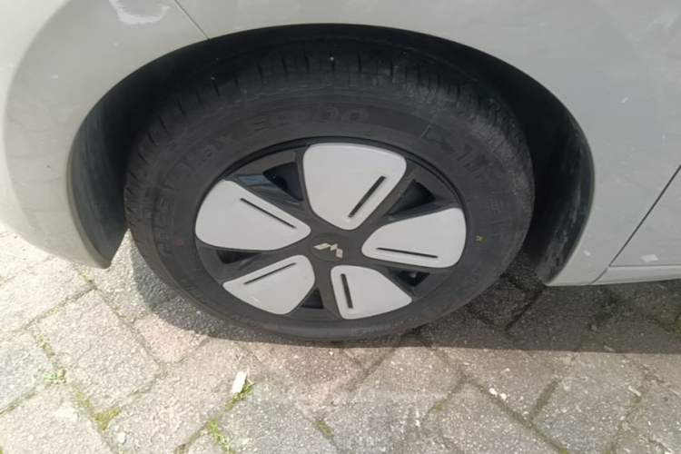 Used Wuling Hongguang MINIEV 2025 Four-Door Version Zhenxiang+ Edition Left Front Wheel Hub