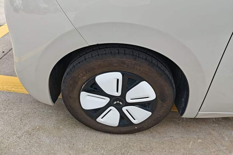 Used Wuling Hongguang MINIEV 2025 Four-Door Version Advanced Edition Left Front Wheel Hub