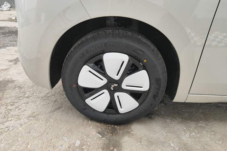 Used Wuling Hongguang MINIEV 2025 Four-Door Version Advanced Edition Left Front Wheel Hub