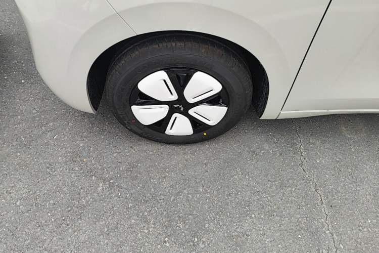 Used Wuling Hongguang MINIEV 2025 Four-Door Version Advanced Edition Left Front Wheel Hub