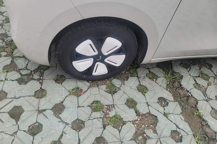 Used Wuling Hongguang MINIEV 2025 Four-Door Version Advanced Edition Left Front Wheel Hub