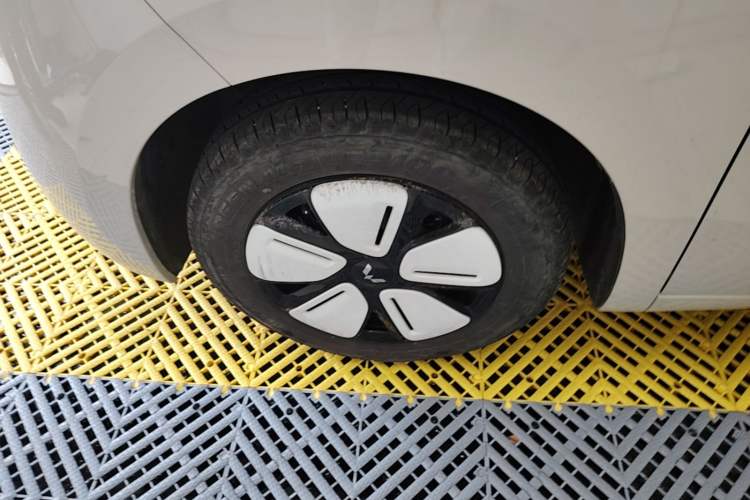 Used Wuling Hongguang MINIEV 2025 Four-Door Version Premium Edition Left Front Wheel Hub
