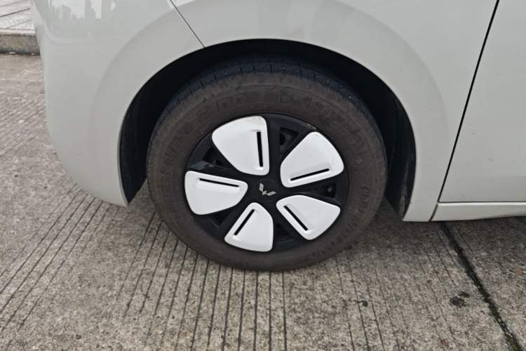 Used Wuling Hongguang MINIEV 2025 Four-Door Version Advanced Edition Left Front Wheel Hub