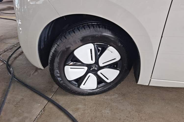 Used Wuling Hongguang MINIEV 2025 Four-Door Version Advanced Edition Left Front Wheel Hub