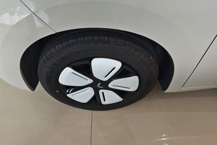 Used Wuling Hongguang MINIEV 2025 Four-Door Version Advanced Edition Left Front Wheel Hub