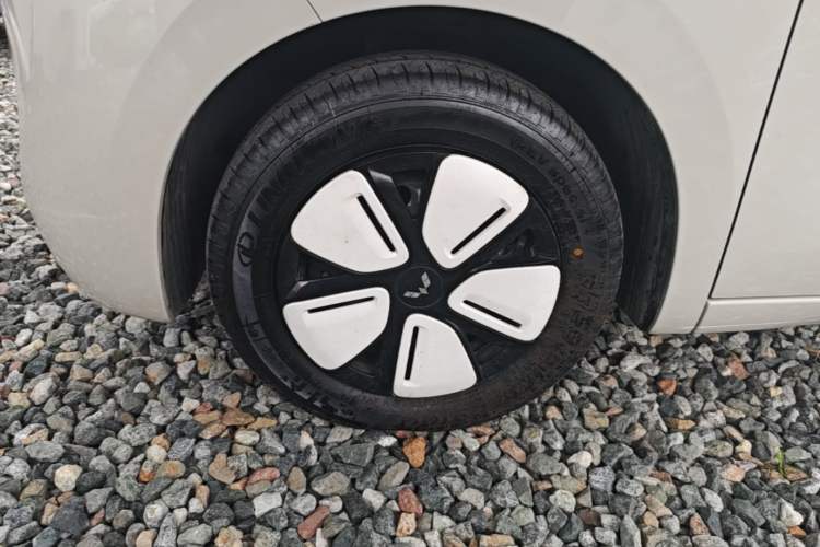 Used Wuling Hongguang MINIEV 2025 Four-Door Version Advanced Edition Left Front Wheel Hub