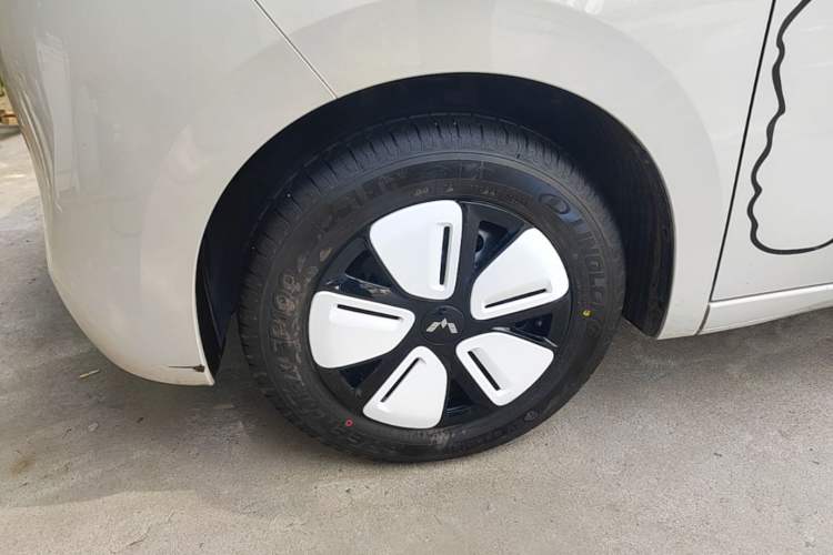 Used Wuling Hongguang MINIEV 2025 Four-Door Version Advanced Edition Left Front Wheel Hub