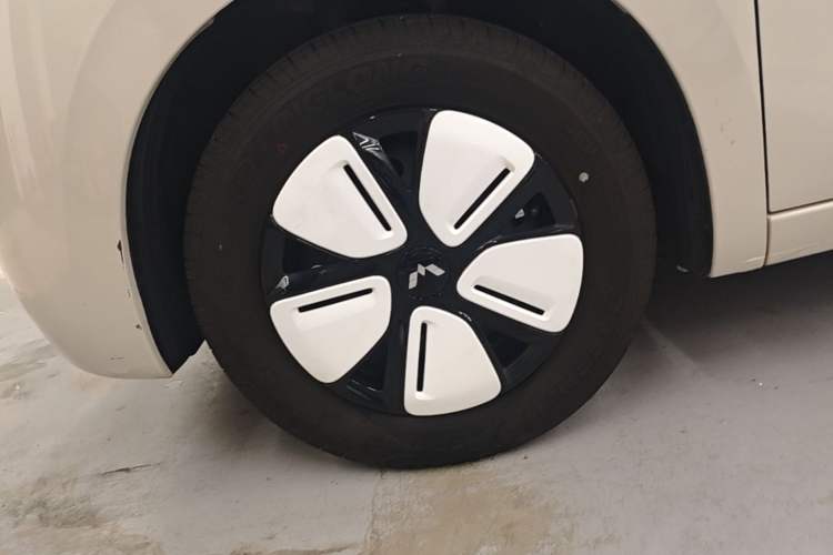 Used Wuling Hongguang MINIEV 2025 Four-Door Version Advanced Edition Left Front Wheel Hub