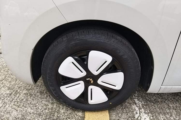 Used Wuling Hongguang MINIEV 2025 Four-Door Version Premium Edition Left Front Wheel Hub