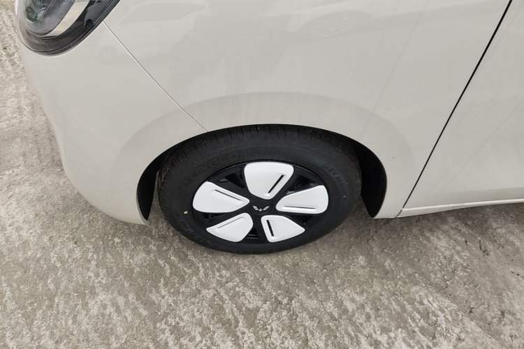 Used Wuling Hongguang MINIEV 2025 Four-Door Version Zhenxiang+ Edition Left Front Wheel Hub