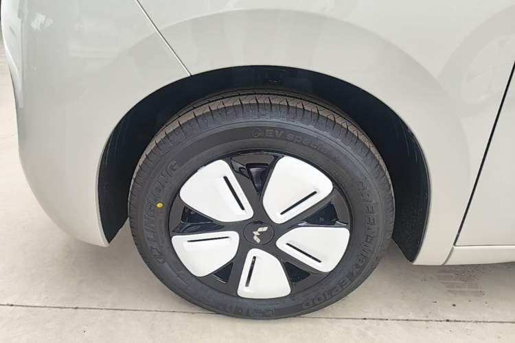 Used Wuling Hongguang MINIEV 2025 Four-Door Version Advanced Edition Left Front Wheel Hub