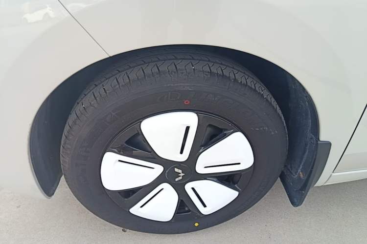 Used Wuling Hongguang MINIEV 2025 Four-Door Version Advanced Edition Left Front Wheel Hub