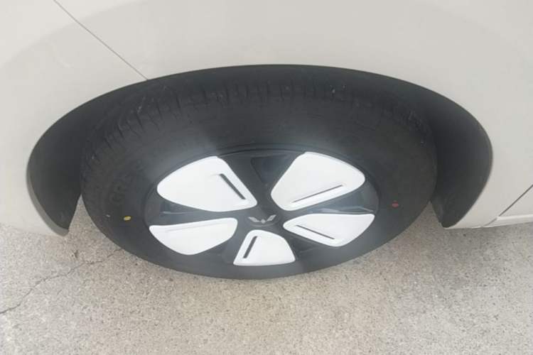Used Wuling Hongguang MINIEV 2025 Four-Door Version Advanced Edition Left Front Wheel Hub
