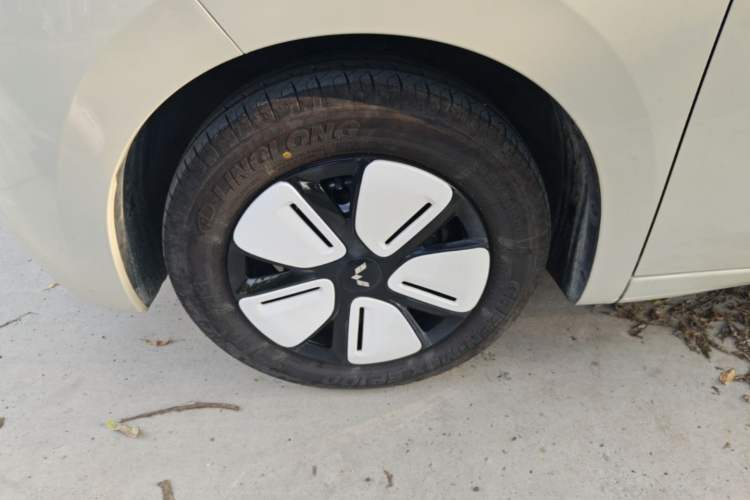 Used Wuling Hongguang MINIEV 2025 Four-Door Version Advanced Edition Left Front Wheel Hub