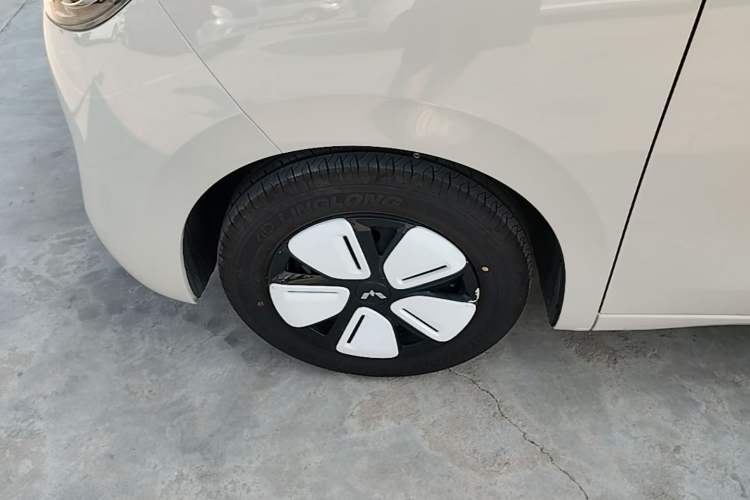 Used Wuling Hongguang MINIEV 2025 Four-Door Version Zhenxiang+ Edition Left Front Wheel Hub