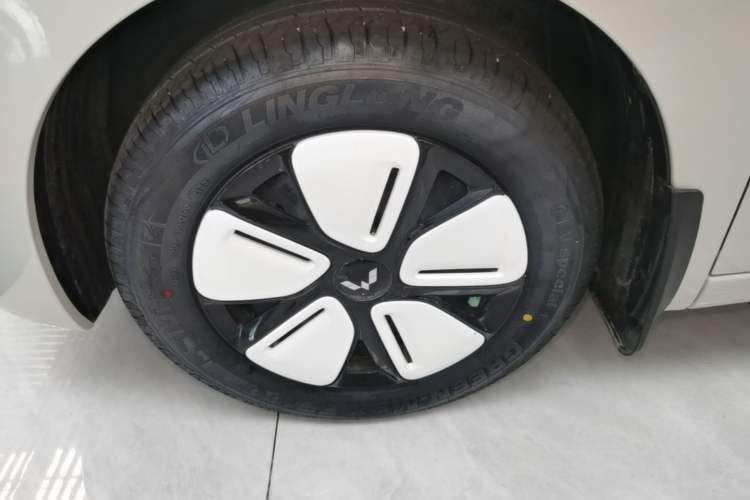 Used Wuling Hongguang MINIEV 2025 Four-Door Version Advanced Edition Left Front Wheel Hub