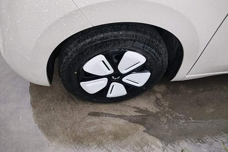 Used Wuling Hongguang MINIEV 2025 Four-Door Version Advanced Edition Left Front Wheel Hub