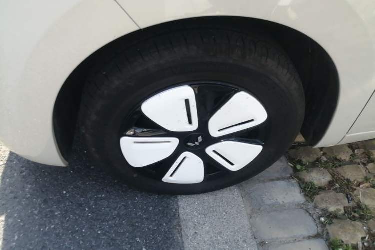 Used Wuling Hongguang MINIEV 2025 Four-Door Version Advanced Edition Left Front Wheel Hub