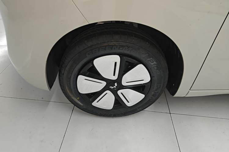 Used Wuling Hongguang MINIEV 2025 Four-Door Version Advanced Edition Left Front Wheel Hub