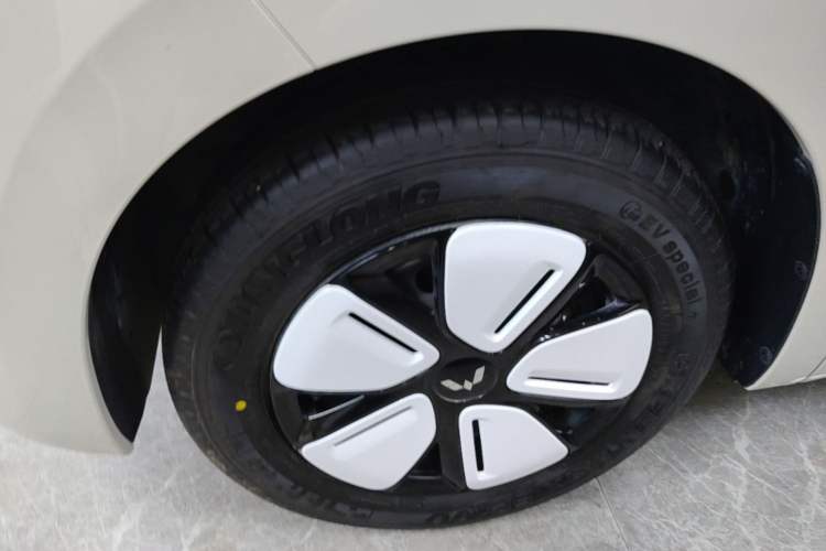 Used Wuling Hongguang MINIEV 2025 Four-Door Version Advanced Edition Left Front Wheel Hub