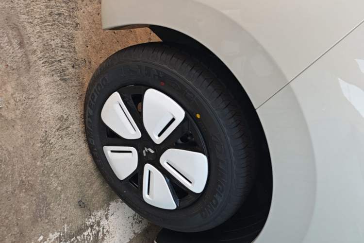 Used Wuling Hongguang MINIEV 2025 Four-Door Version Advanced Edition Left Front Wheel Hub
