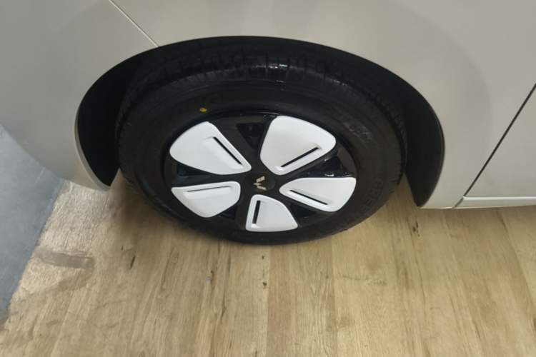 Used Wuling Hongguang MINIEV 2025 Four-Door Version Premium Edition Left Front Wheel Hub
