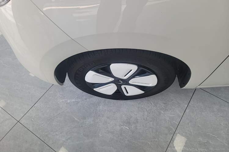 Used Wuling Hongguang MINIEV 2025 Four-Door Version Advanced Edition Left Front Wheel Hub