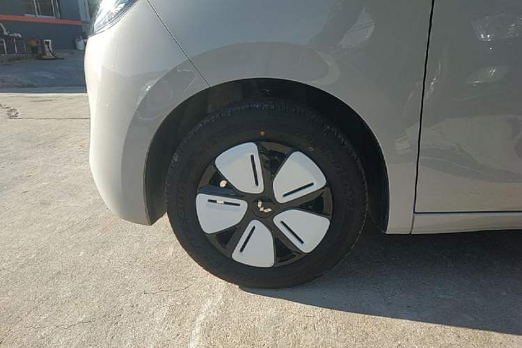Used Wuling Hongguang MINIEV 2025 Four-Door Version Advanced Edition Left Front Wheel Hub