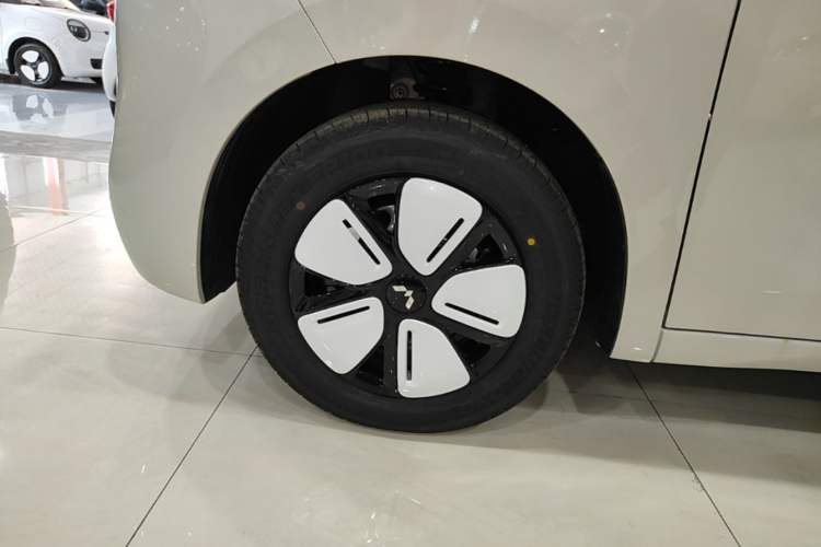 Used Wuling Hongguang MINIEV 2025 Four-Door Version Advanced Edition Left Front Wheel Hub