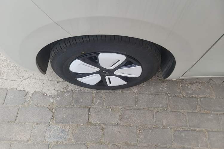 Used Wuling Hongguang MINIEV 2025 Four-Door Version Advanced Edition Left Front Wheel Hub