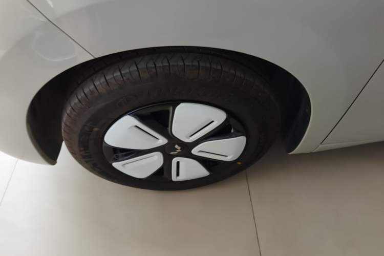Used Wuling Hongguang MINIEV 2025 Four-Door Version Advanced Edition Left Front Wheel Hub