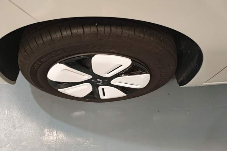 Used Wuling Hongguang MINIEV 2025 Four-Door Version Advanced Edition Left Front Wheel Hub