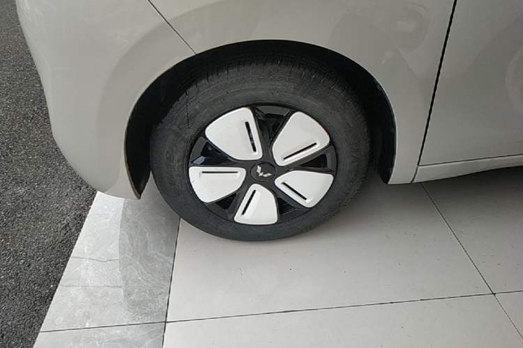 Used Wuling Hongguang MINIEV 2025 Four-Door Version Premium Edition Left Front Wheel Hub