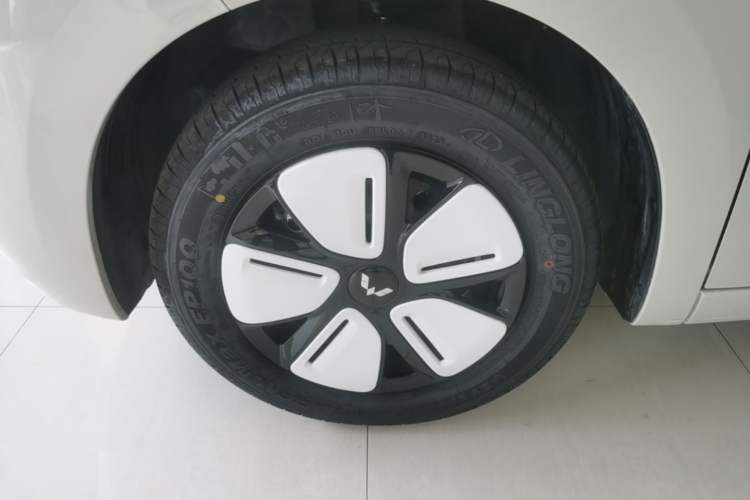 Used Wuling Hongguang MINIEV 2025 Four-Door Version Advanced Edition Left Front Wheel Hub