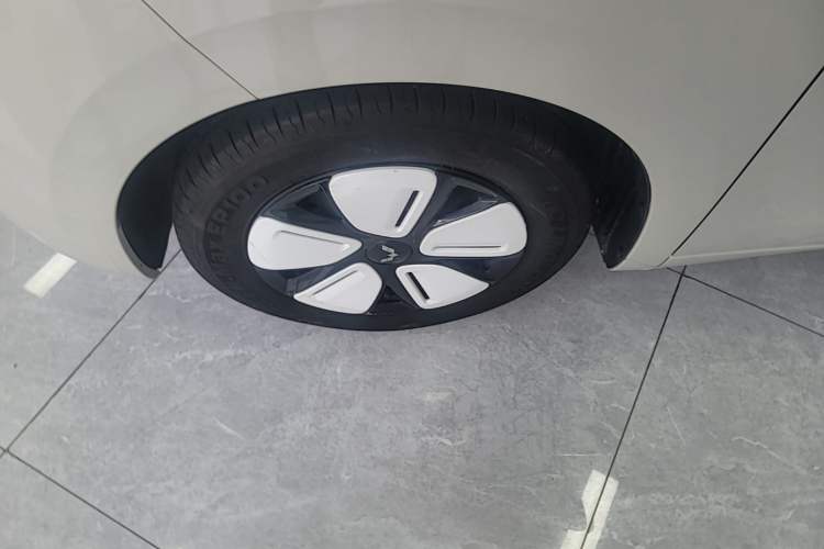 Used Wuling Hongguang MINIEV 2025 Four-Door Version Advanced Edition Left Front Wheel Hub