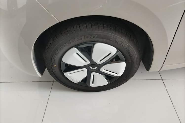 Used Wuling Hongguang MINIEV 2025 Four-Door Version Advanced Edition Left Front Wheel Hub
