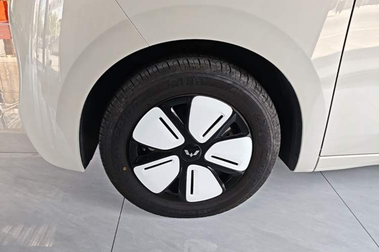 Used Wuling Hongguang MINIEV 2025 Four-Door Version Advanced Edition Left Front Wheel Hub