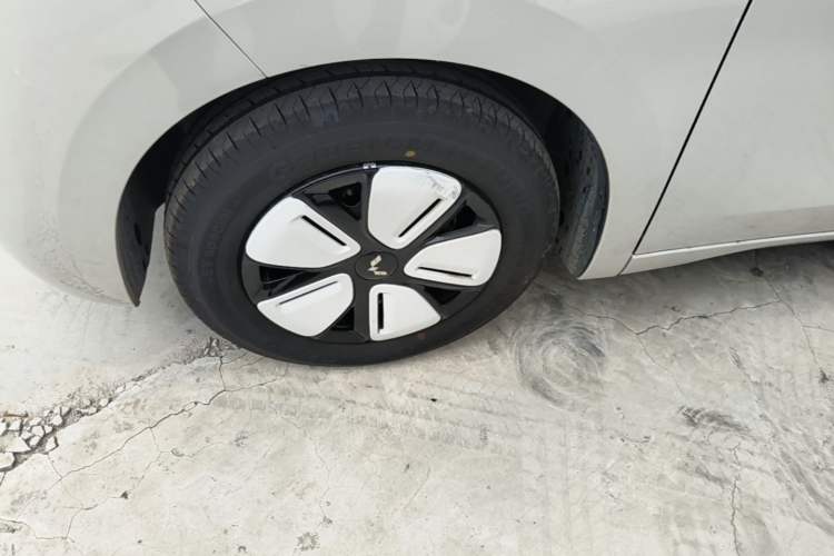 Used Wuling Hongguang MINIEV 2025 Four-Door Version Advanced Edition Left Front Wheel Hub