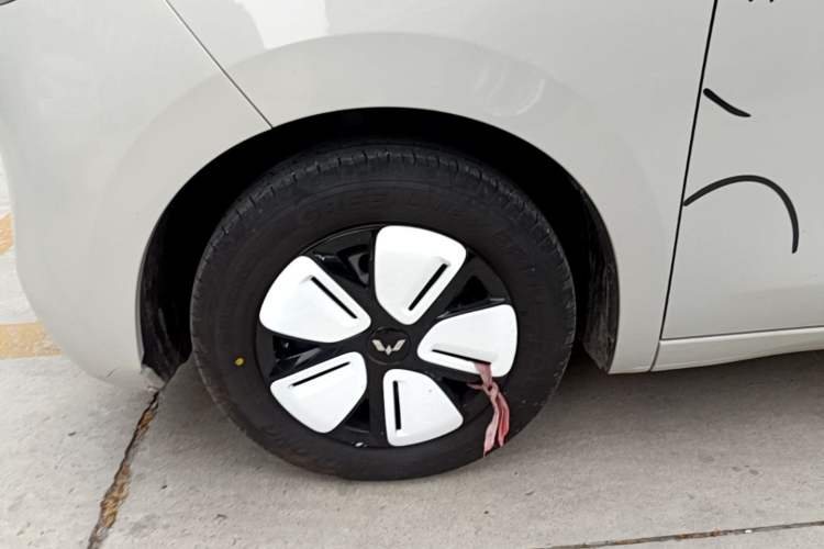 Used Wuling Hongguang MINIEV 2025 Four-Door Version Advanced Edition Left Front Wheel Hub