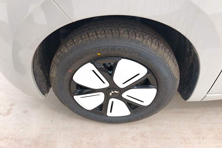 Used Wuling Hongguang MINIEV 2025 Four-Door Version Advanced Edition Left Front Wheel Hub
