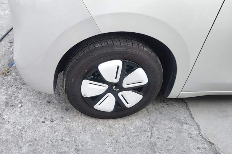 Used Wuling Hongguang MINIEV 2025 Four-Door Version Advanced Edition Left Front Wheel Hub