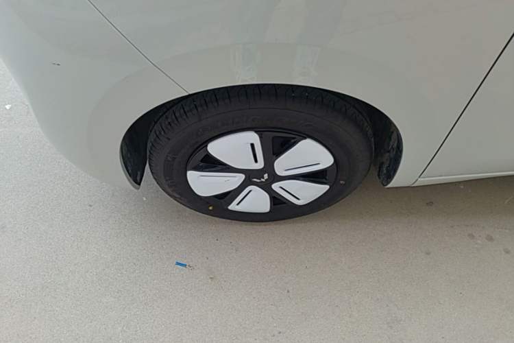 Used Wuling Hongguang MINIEV 2025 Four-Door Version Advanced Edition Left Front Wheel Hub