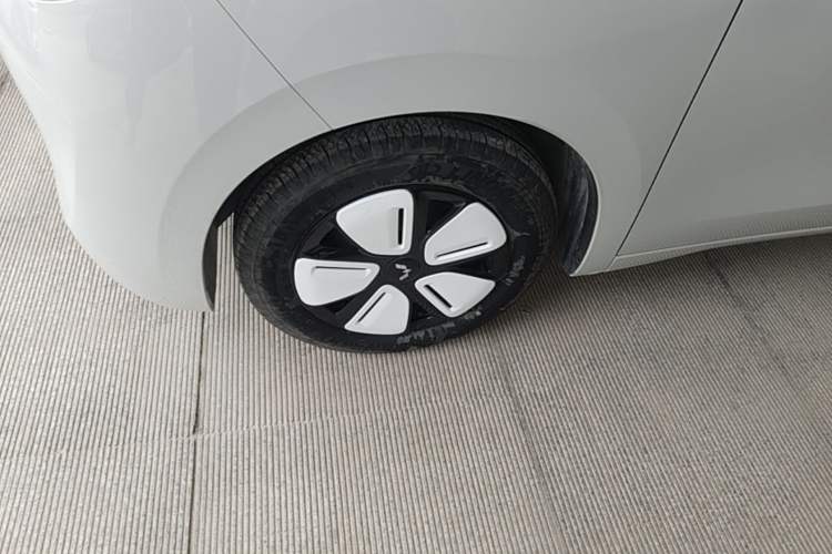 Used Wuling Hongguang MINIEV 2025 Four-Door Version Advanced Edition Left Front Wheel Hub