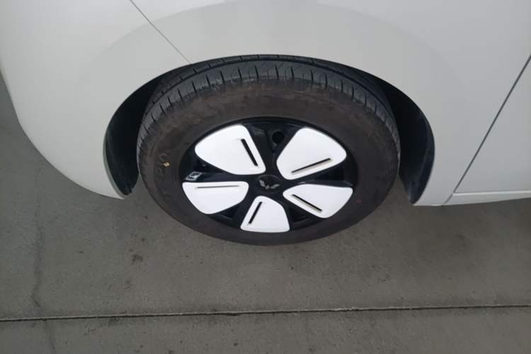 Used Wuling Hongguang MINIEV 2025 Four-Door Version Advanced Edition Left Front Wheel Hub