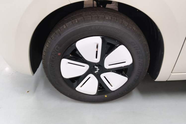 Used Wuling Hongguang MINIEV 2025 Four-Door Version Advanced Edition Left Front Wheel Hub