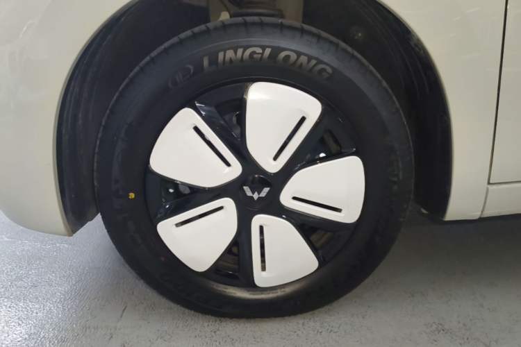 Used Wuling Hongguang MINIEV 2025 Four-Door Version Premium Edition Left Front Wheel Hub