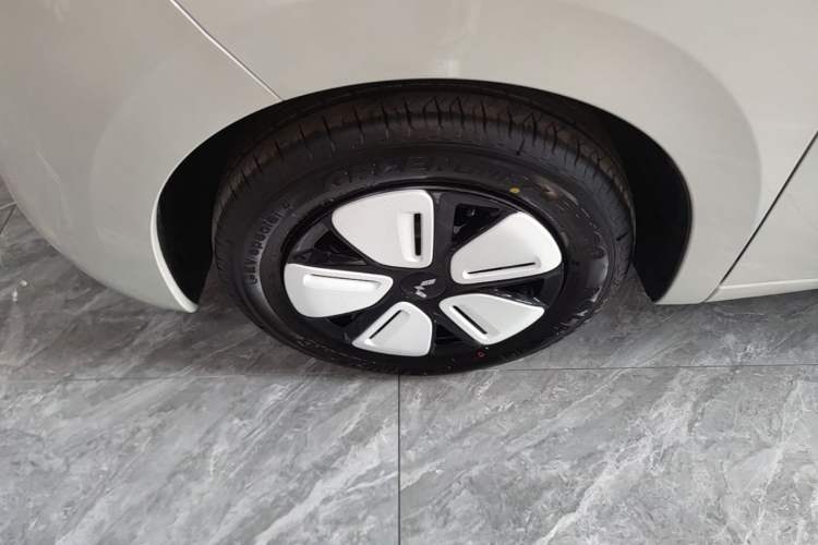 Used Wuling Hongguang MINIEV 2025 Four-Door Version Advanced Edition Left Front Wheel Hub
