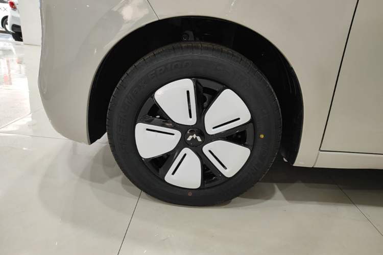 Used Wuling Hongguang MINIEV 2025 Four-Door Version Advanced Edition Left Front Wheel Hub